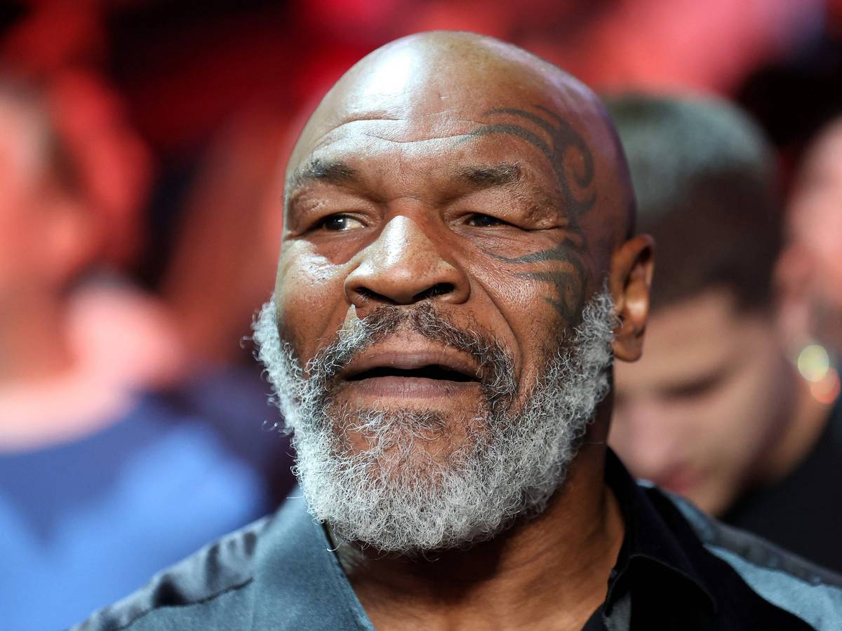 Mike Tyson, mit grauem Vollbart, schaut ernst.