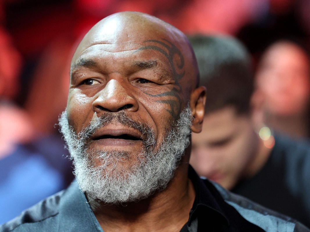 Mike Tyson, mit grauem Vollbart, schaut ernst.