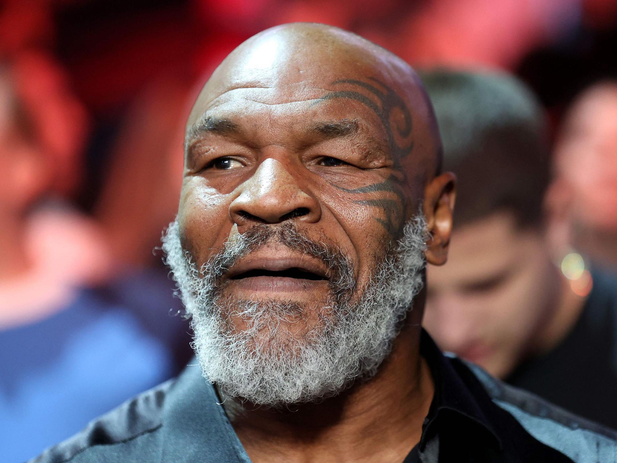 Mike Tyson, mit grauem Vollbart, schaut ernst.