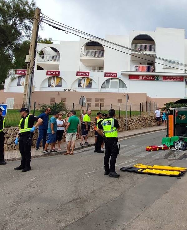 Der auf Mallorca beliebte Touristenzug liegt in Cala d'Or umgekippt auf der Straße.