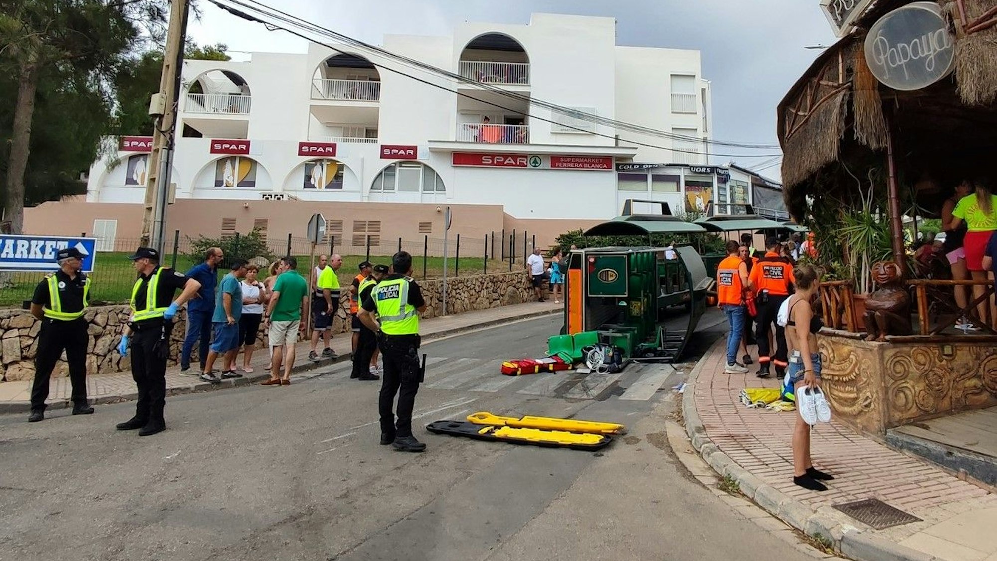 Der auf Mallorca beliebte Touristenzug liegt in Cala d'Or umgekippt auf der Straße.