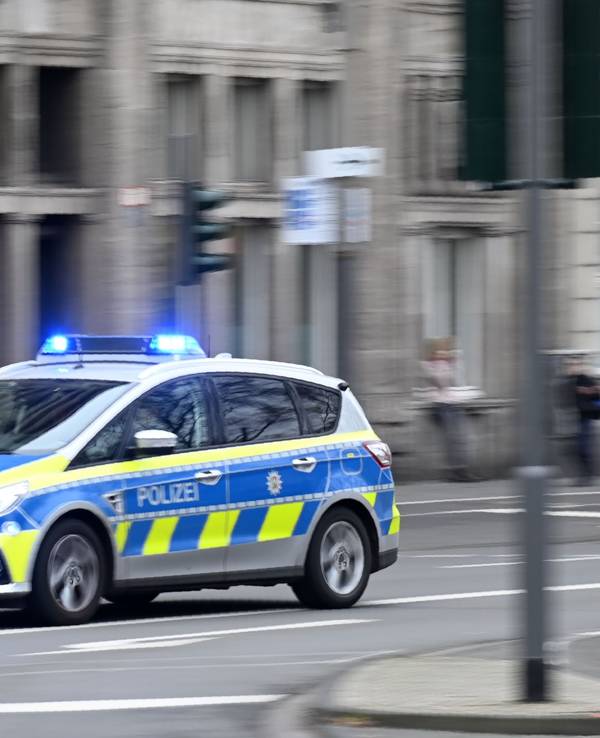 Ein Streifenwagen ist am Kölner Neumarkt unterwegs.