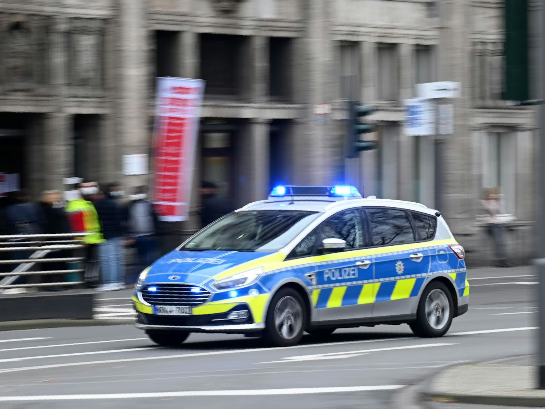 Einsatzfahrzeuge der Polizei am Neumarkt.