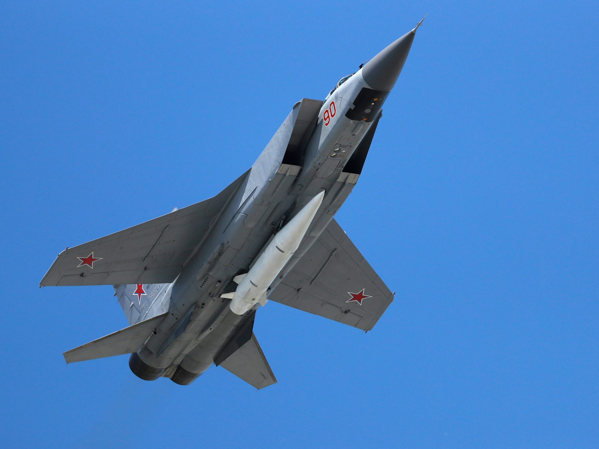 ARCHIV - 09.05.2018, Russland, Moskau: Ein Mikoyan MiG-31 Abfangjäger der russischen Luftwaffe fliegt bei der russischen Militärparade zum Tag des Sieges beladen mit einer ballistischen Luft-Boden-Rakete «Kinschal»
(Kh-47M2 Kinzhal) durch die Luft. Foto: Pavel Golovkin/AP/dpa +++ dpa-Bildfunk +++