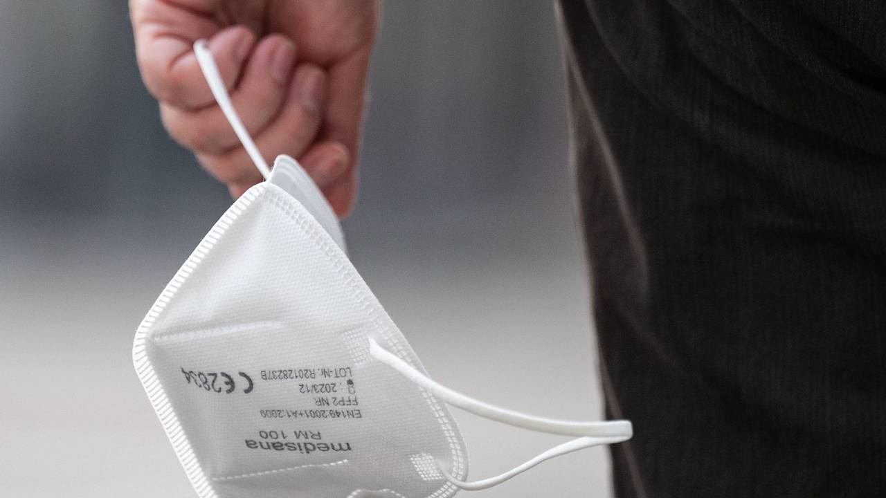 Eine Passantin trägt am 3. August 2022 eine FFP2-Maske in der Hand. NRW hat die bisherigen Corona-Schutzmaßnahmen vorzeitig bis weit in den September hinein verlängert.