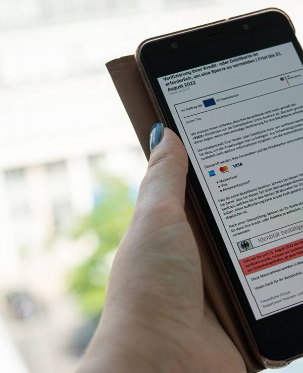 Betrüger versuchen derzeit mit einer täuschend echt aussehenden Seite im Namen der Bundesregierung Daten von Kreditkarten abzugreifen.