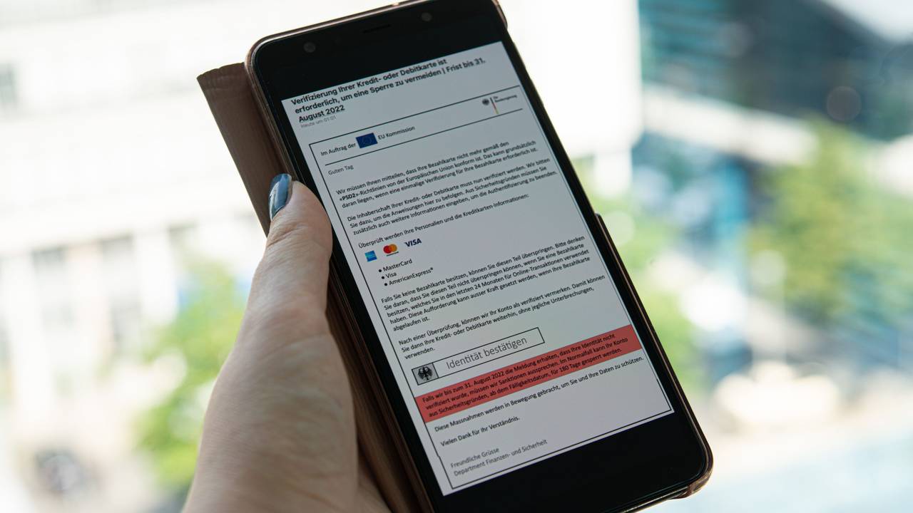 Betrüger versuchen derzeit mit einer täuschend echt aussehenden Seite im Namen der Bundesregierung Daten von Kreditkarten abzugreifen.