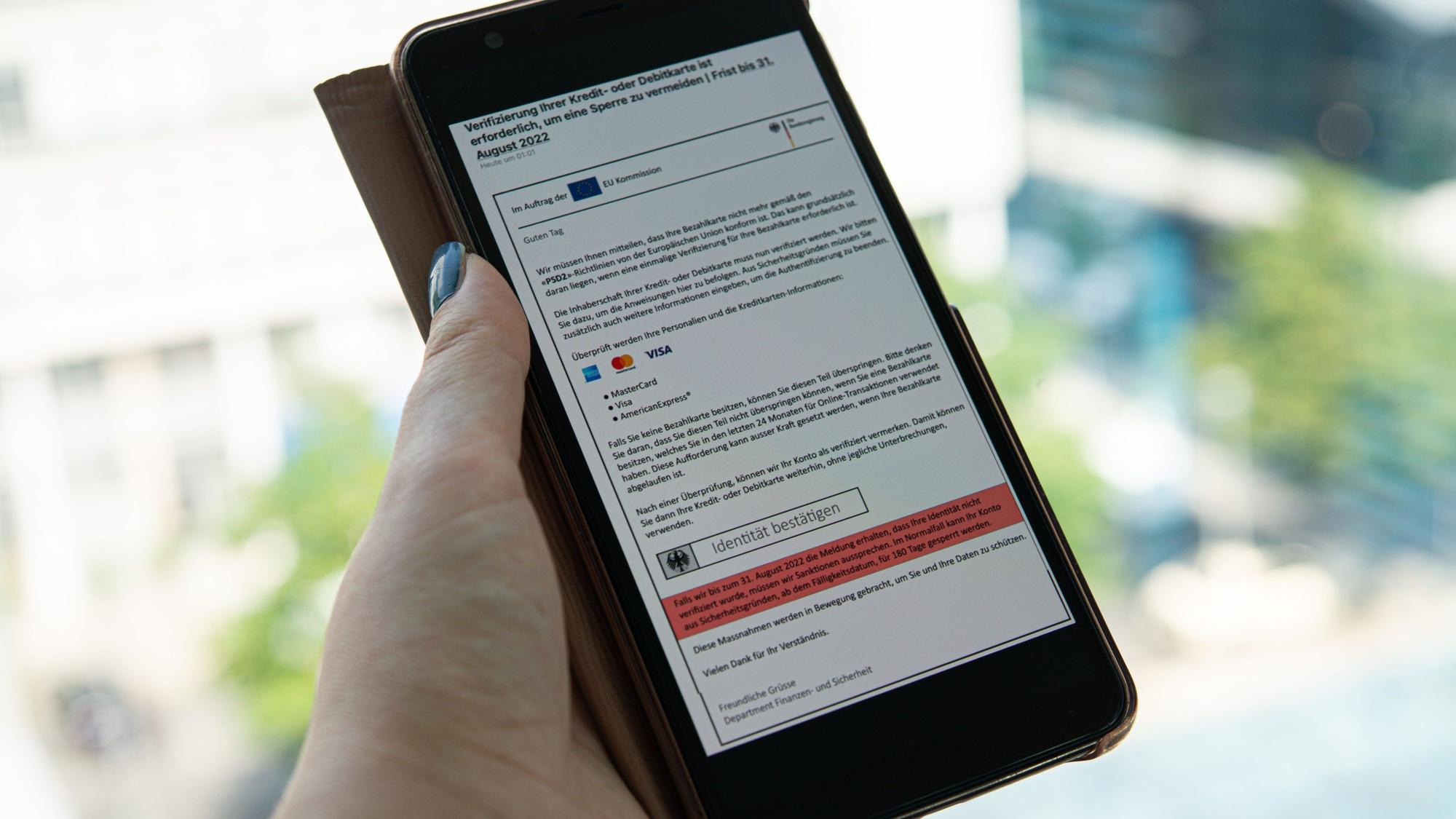 Betrüger versuchen derzeit mit einer täuschend echt aussehenden Seite im Namen der Bundesregierung Daten von Kreditkarten abzugreifen.