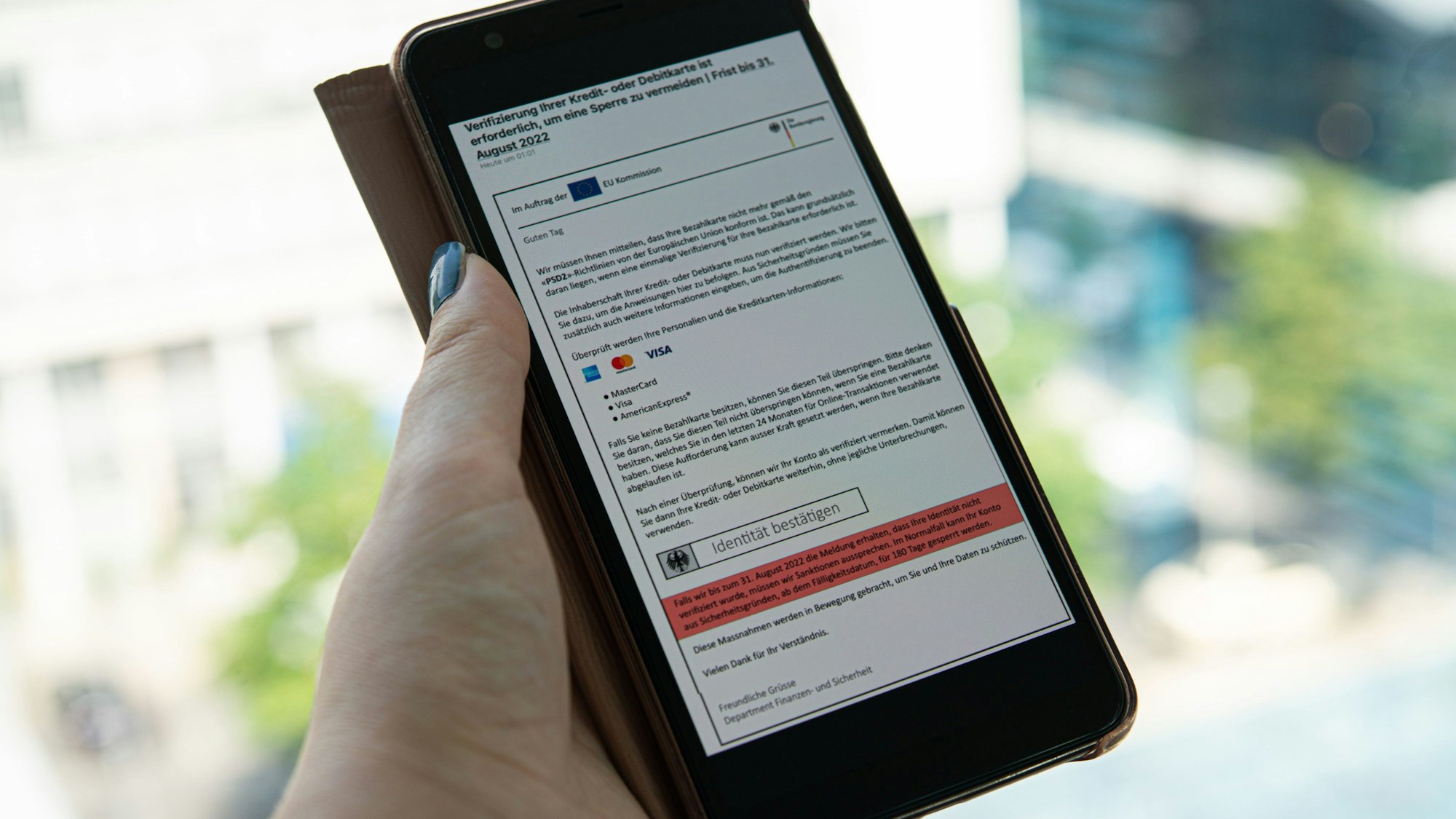 Betrüger versuchen derzeit mit einer täuschend echt aussehenden Seite im Namen der Bundesregierung Daten von Kreditkarten abzugreifen.