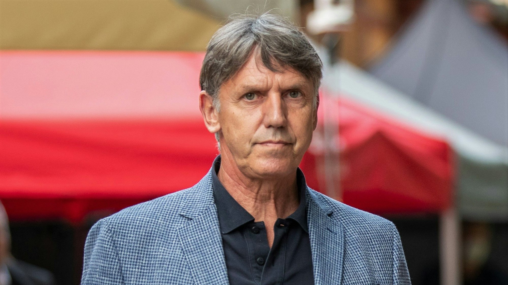 Verabschiedung der Berliner Olympia-Athleten im Veranstaltungszentrum Wannsee der Berliner Sparkasse. Lutz Buschkow, deutscher Trainer im Wasserspringen-Sport, läuft zur Tribüne