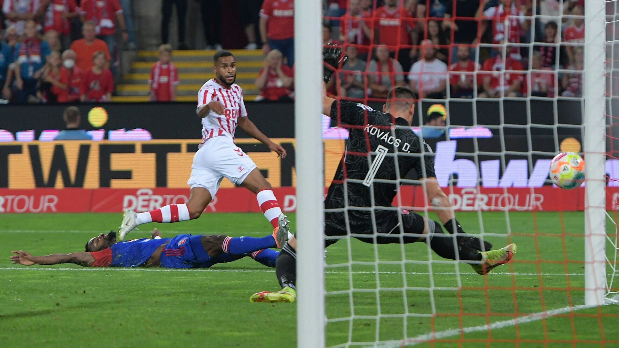 Linton Maina setzt seinen Schuss an den Pfosten (18. August 2022).