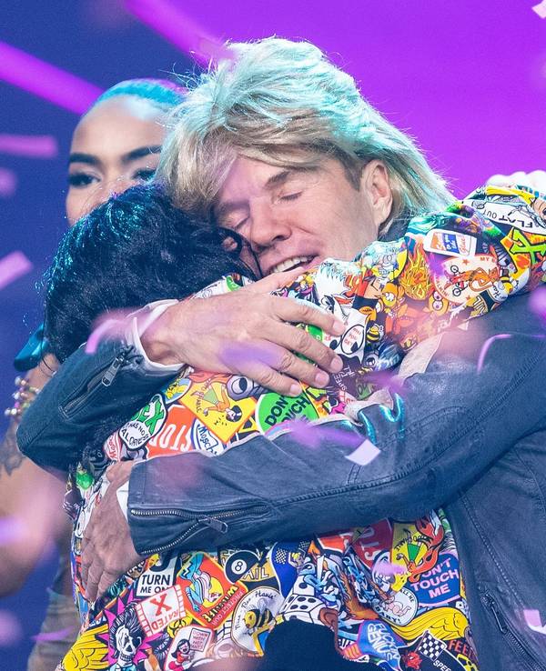Dieter Bohlen umarmt Pietro Lombardi 2019 bei einer Performance bei DSDS.