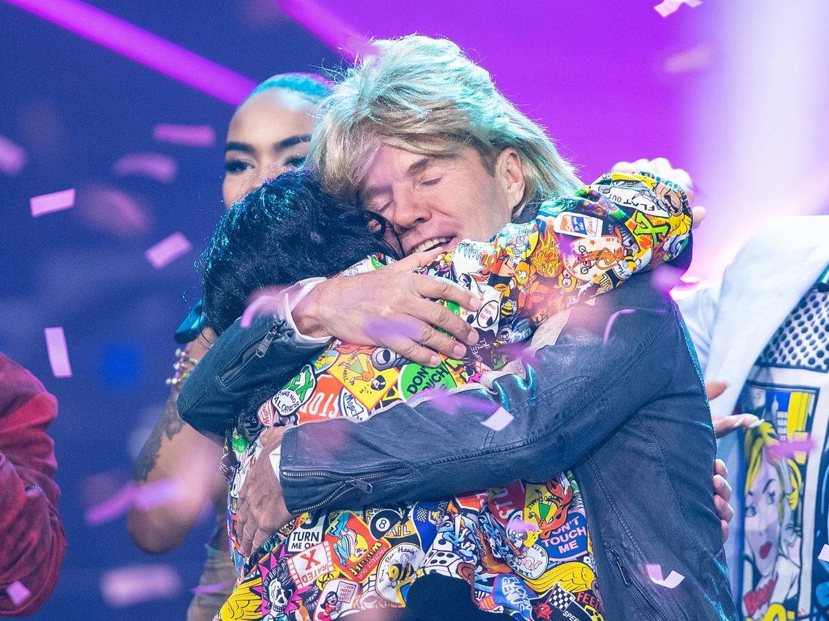 Dieter Bohlen umarmt Pietro Lombardi 2019 bei einer Performance bei DSDS.