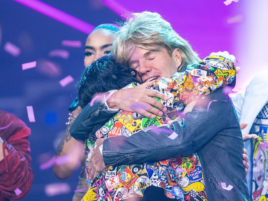Dieter Bohlen umarmt Pietro Lombardi 2019 bei einer Performance bei DSDS.