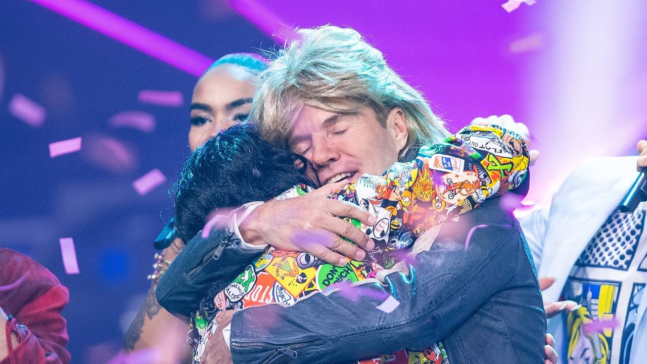 Dieter Bohlen umarmt Pietro Lombardi 2019 bei einer Performance bei DSDS.