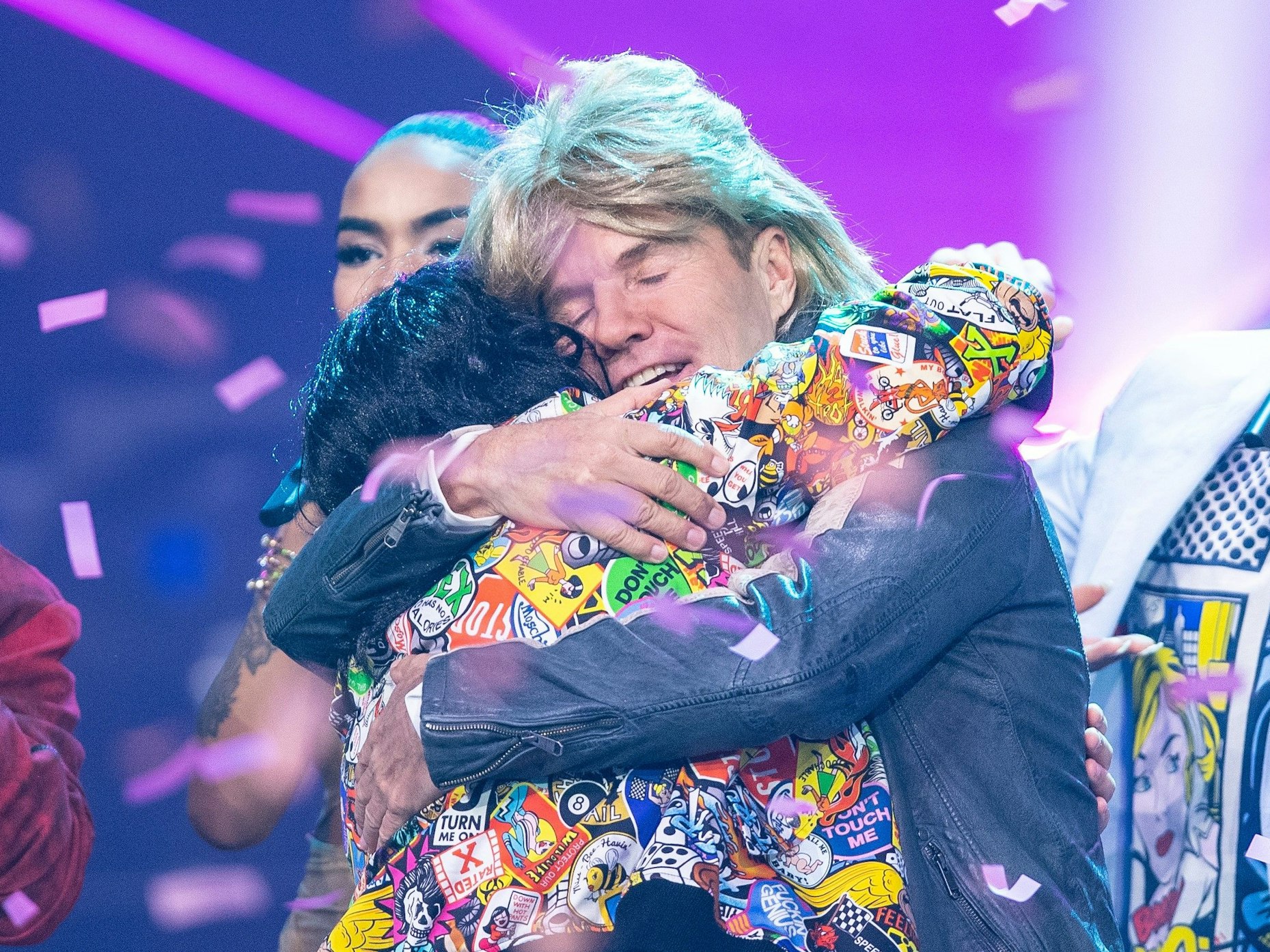 Dieter Bohlen umarmt Pietro Lombardi 2019 bei einer Performance bei DSDS.