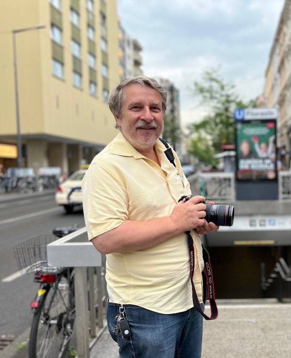 Der Kölner Fotograf Joachim Badura (hier in Nippes) fotografiert sämtliche KVB-Straßenbahnhaltestellen auf Kölner Stadtgebiet.
