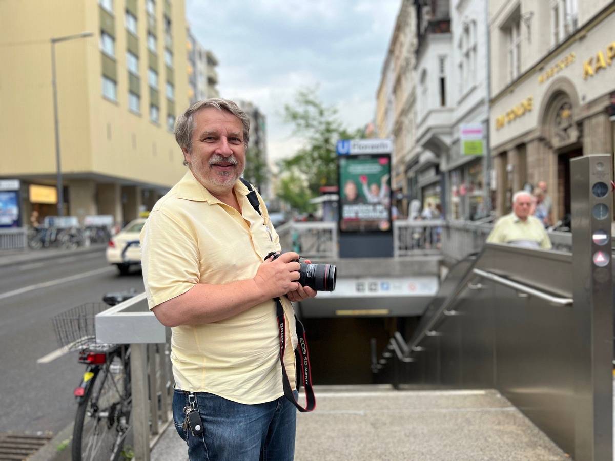 Der Kölner Fotograf Joachim Badura (hier in Nippes) fotografiert sämtliche KVB-Straßenbahnhaltestellen auf Kölner Stadtgebiet.