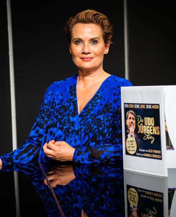 Jenny Jürgens, Schauspielerin, Sängerin und Tochter von Udo Jürgens, steht anlässlich der Aufführung «Udo-Jürgens-Story» auf der Bühne eines Theaters und spiegelt sich im Piano. +++ dpa-Bildfunk +++