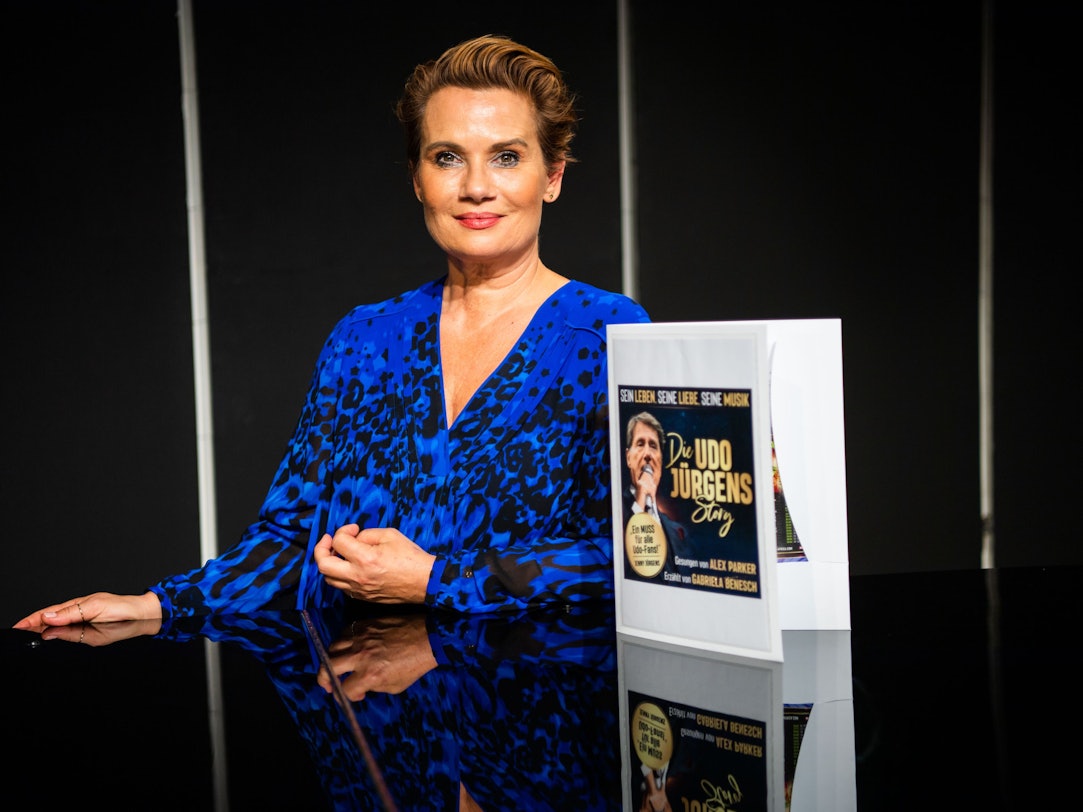 Jenny Jürgens, Schauspielerin, Sängerin und Tochter von Udo Jürgens, steht anlässlich der Aufführung «Udo-Jürgens-Story» auf der Bühne eines Theaters und spiegelt sich im Piano. +++ dpa-Bildfunk +++