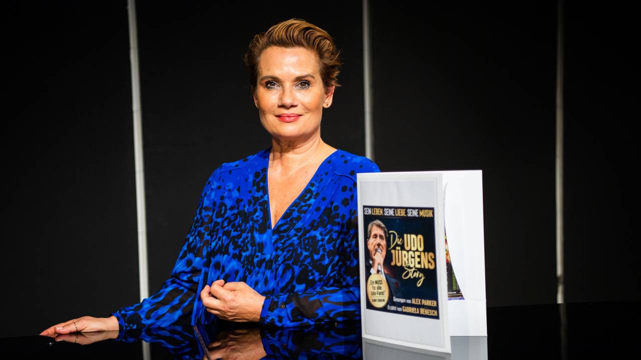 Jenny Jürgens, Schauspielerin, Sängerin und Tochter von Udo Jürgens, steht anlässlich der Aufführung «Udo-Jürgens-Story» auf der Bühne eines Theaters und spiegelt sich im Piano. +++ dpa-Bildfunk +++