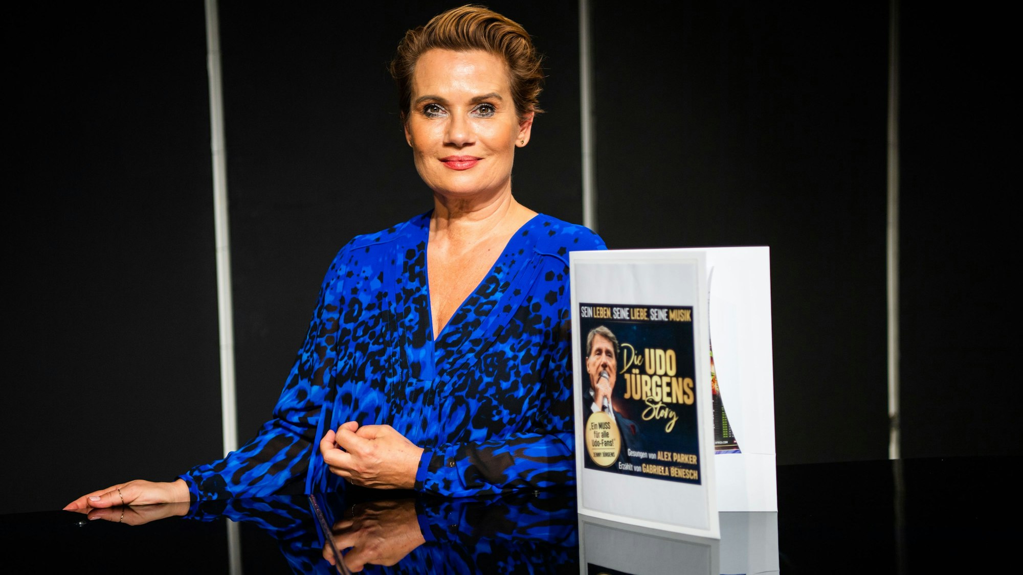 Jenny Jürgens, Schauspielerin, Sängerin und Tochter von Udo Jürgens, steht anlässlich der Aufführung «Udo-Jürgens-Story» auf der Bühne eines Theaters und spiegelt sich im Piano. +++ dpa-Bildfunk +++