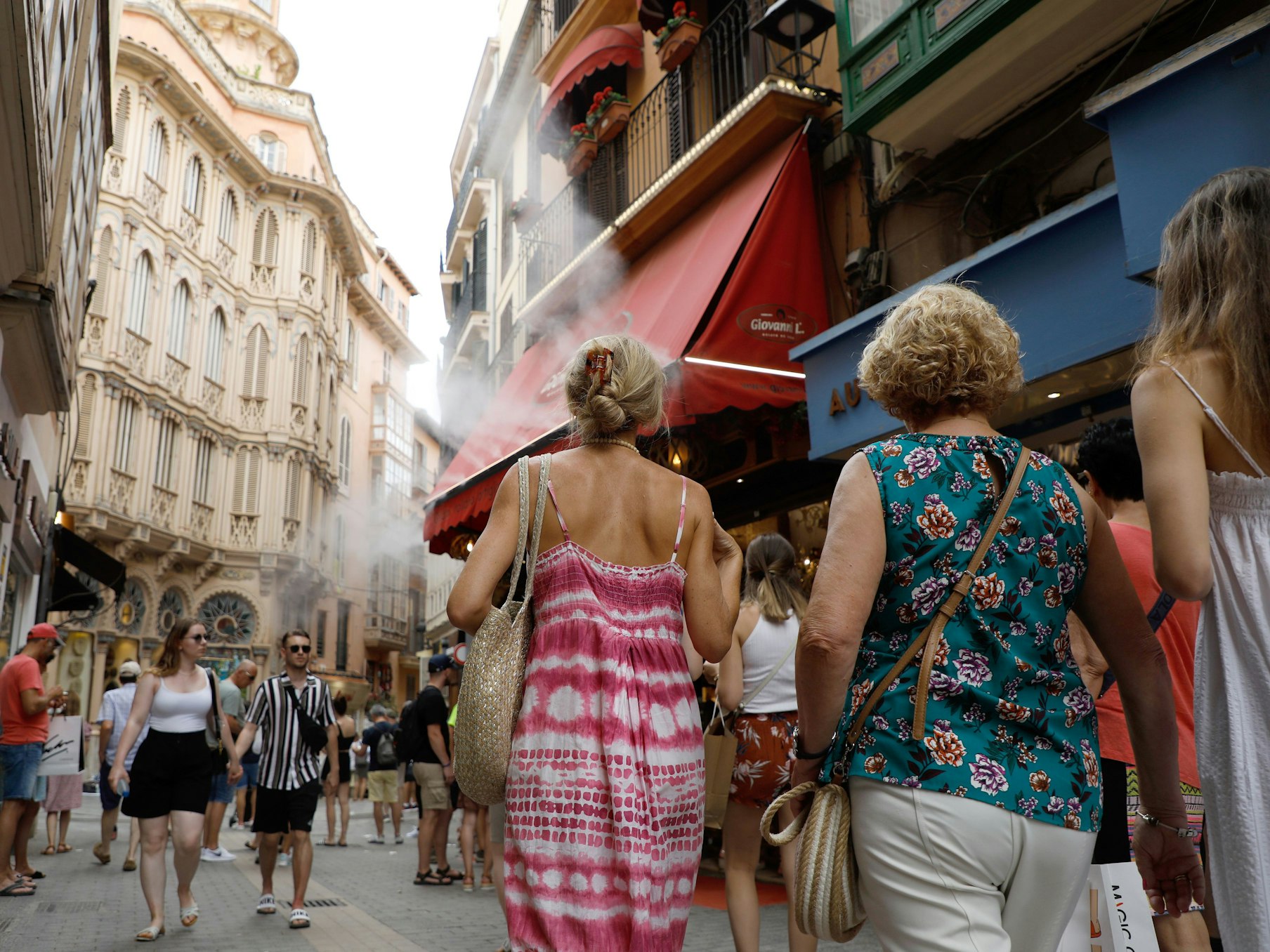 Touristen spazieren am 22. Juni 2022 durch die Innenstadt von Palma. Bei bewölktem Wetter schieben sich Massen durch die mallorquinische Hauptstadt.