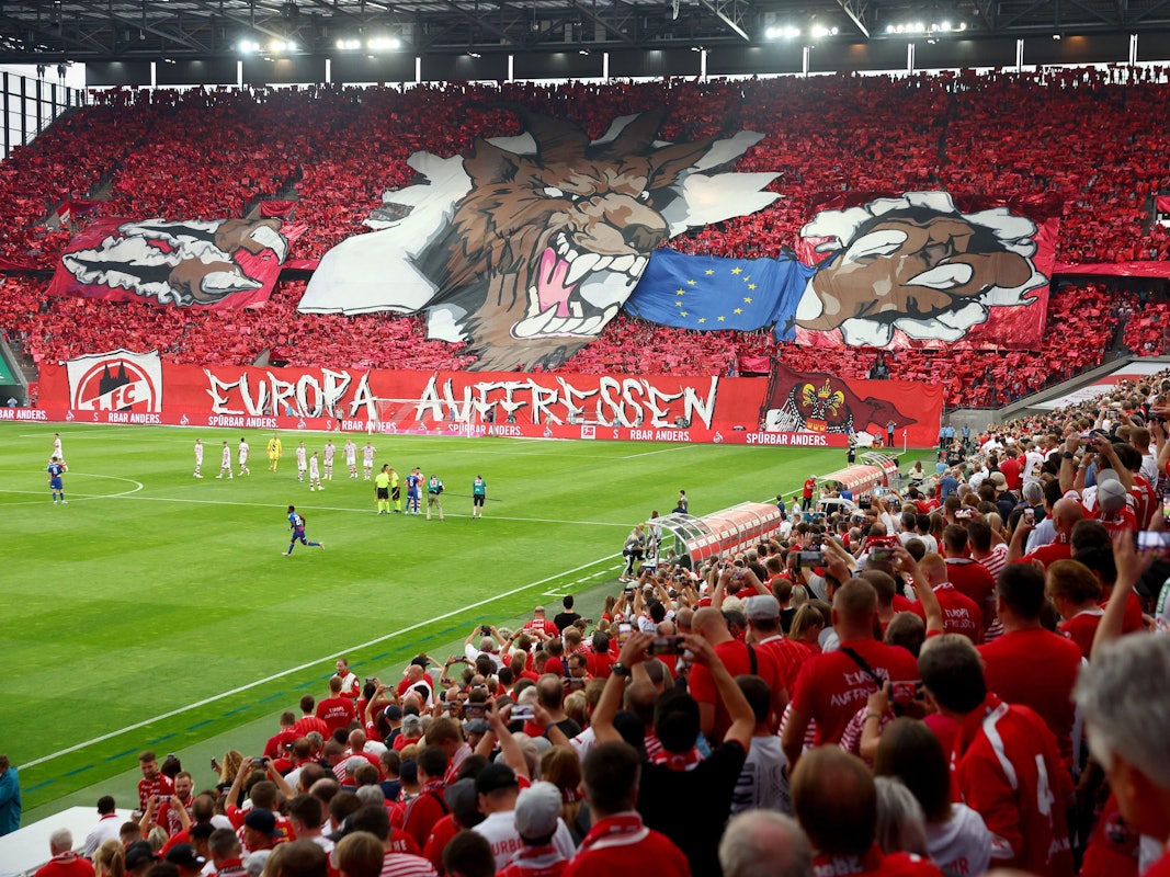 Die Fans des 1. FC Köln sind vor dem Playoff-Hinspiel gegen Fehérvár bereit für Europa, wie die große Choreographie im Rhein-Energie-Stadion zeigt.