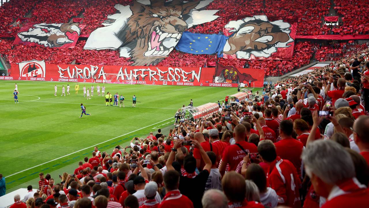 Die Fans des 1. FC Köln sind vor dem Playoff-Hinspiel gegen Fehérvár bereit für Europa, wie die große Choreographie im Rhein-Energie-Stadion zeigt.