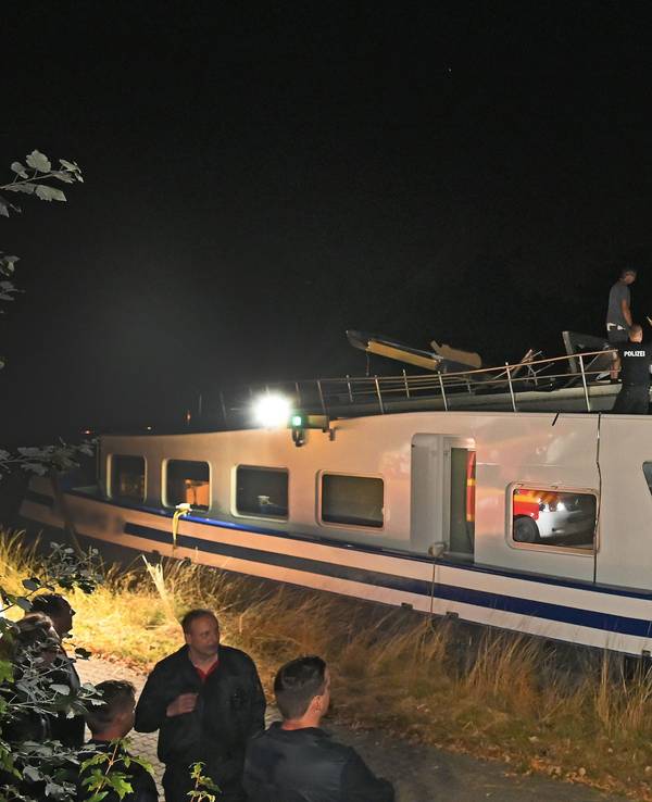 Einsatzkräfte der Feuerwehr sind an einem Schiff auf dem Wesel-Datteln-Kanal im Einsatz. Ein Schubverband auf dem Wesel-Datteln-Kanal im Ruhrgebiet ist in der Nacht zum Donnerstag aus bisher ungeklärter Ursache gegen die Dorstener Straßenbrücke gestoßen.