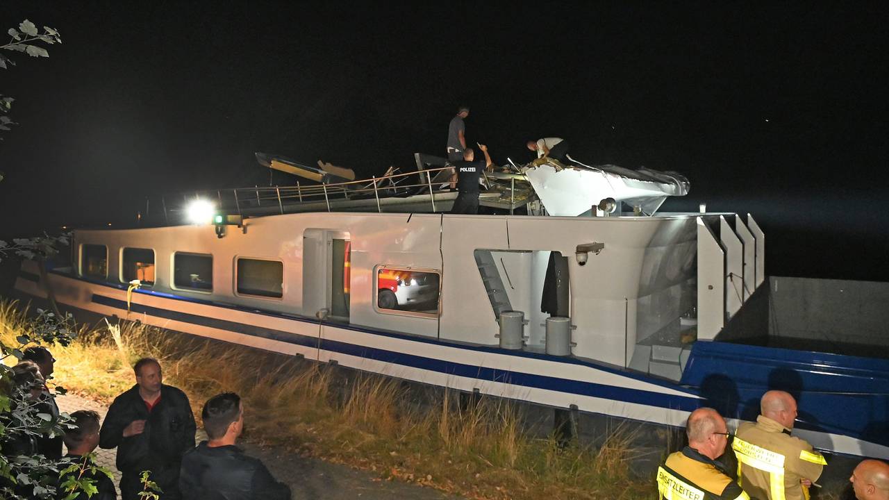 Einsatzkräfte der Feuerwehr sind an einem Schiff auf dem Wesel-Datteln-Kanal im Einsatz. Ein Schubverband auf dem Wesel-Datteln-Kanal im Ruhrgebiet ist in der Nacht zum Donnerstag aus bisher ungeklärter Ursache gegen die Dorstener Straßenbrücke gestoßen.