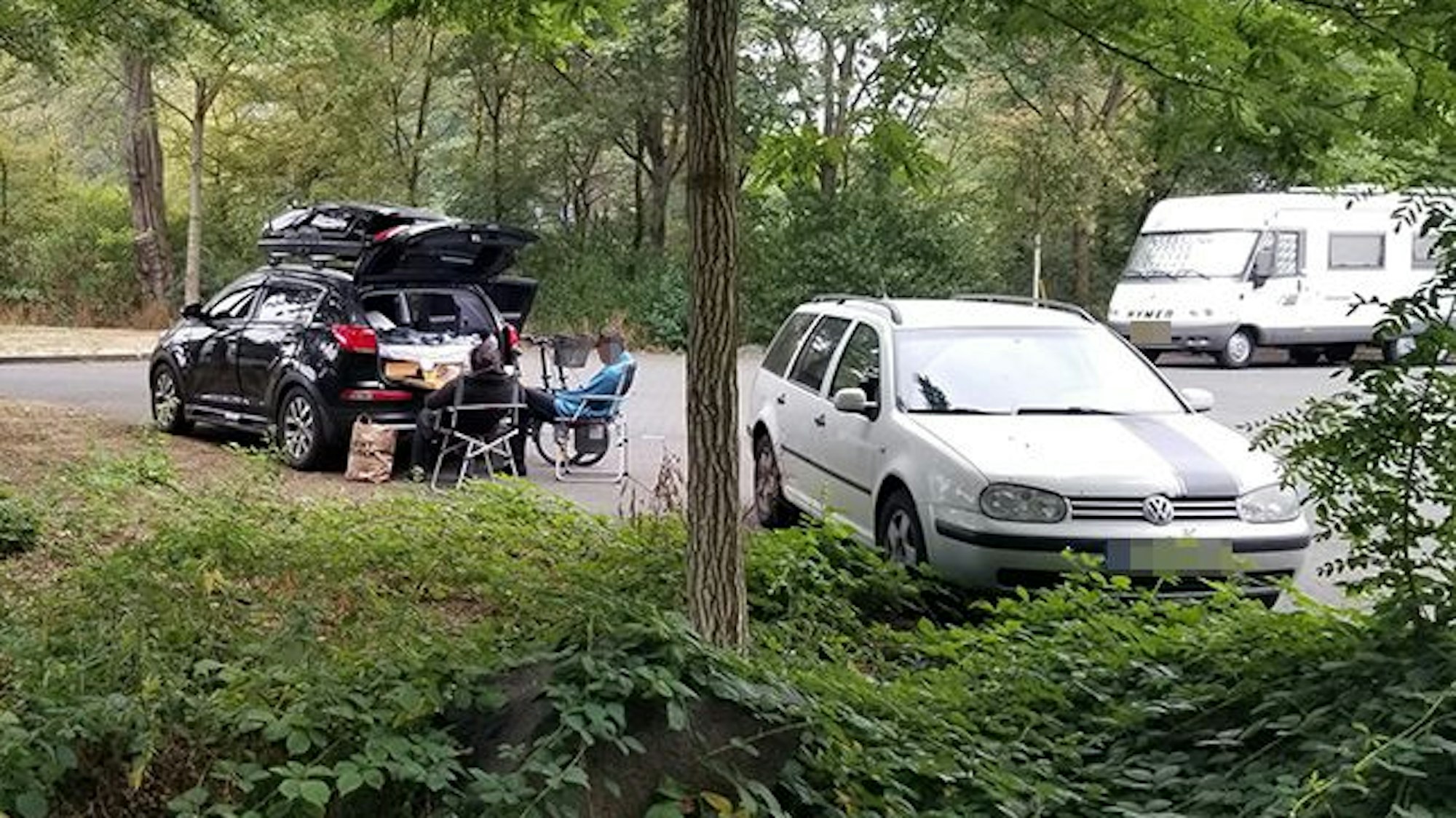 Wildcamper stehen am 18. August 2022 auf dem Parkplatz direkt vor der Sportanlage in Köln-Niehl.