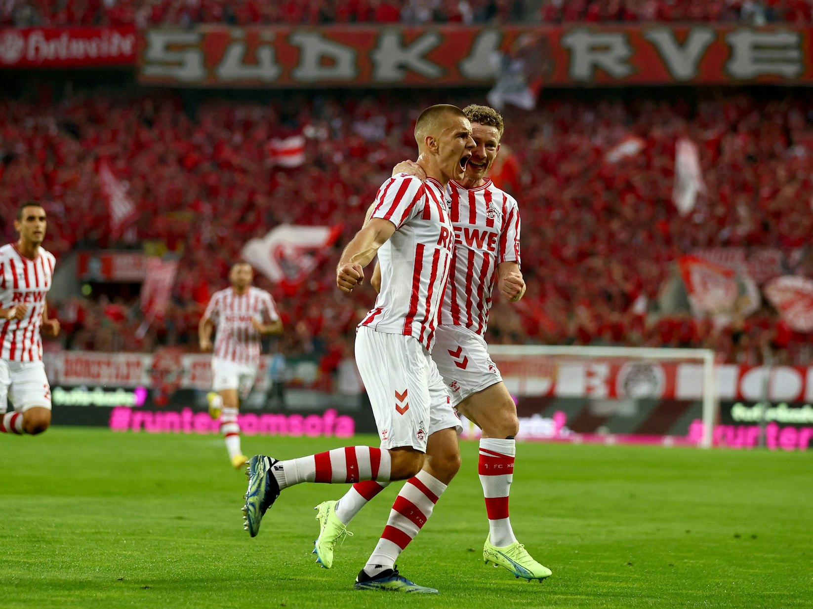 Florian Dietz jubelt mit Florian Kainz.