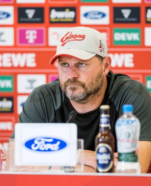 Steffen Baumgart schaut grimmig auf der Pressekonferenz des 1. FC Köln.