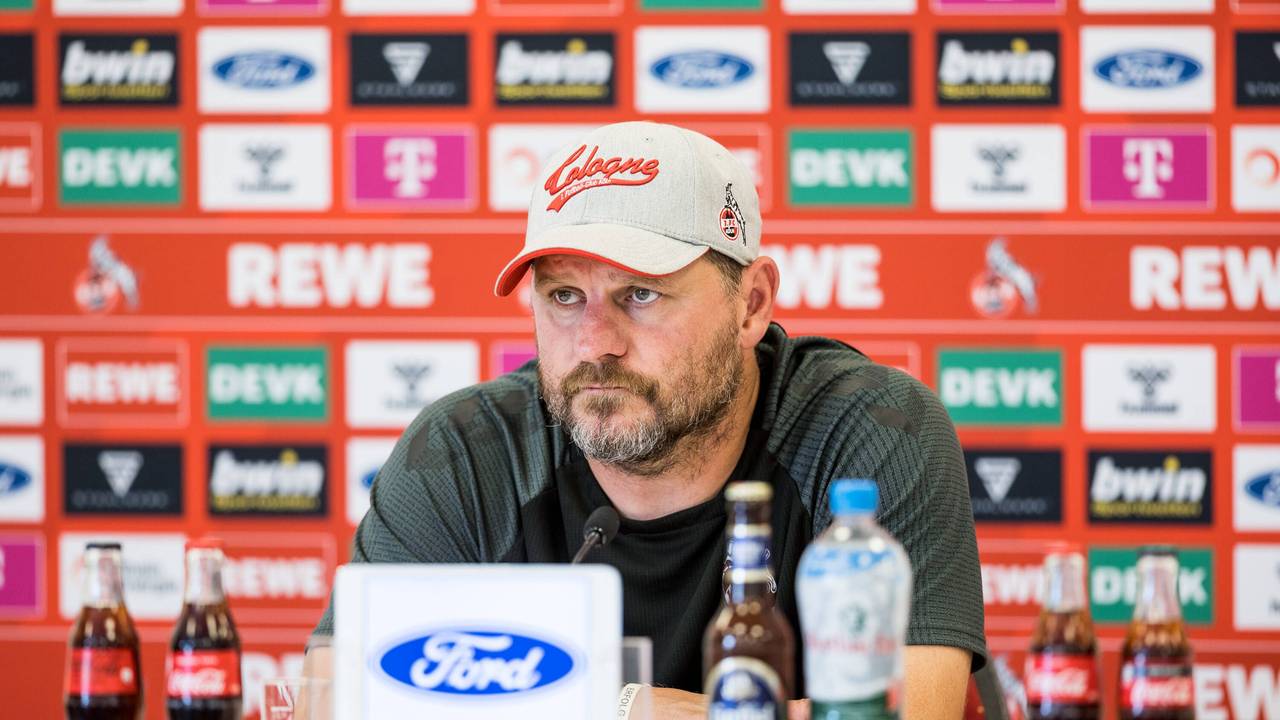 Steffen Baumgart schaut grimmig auf der Pressekonferenz des 1. FC Köln.
