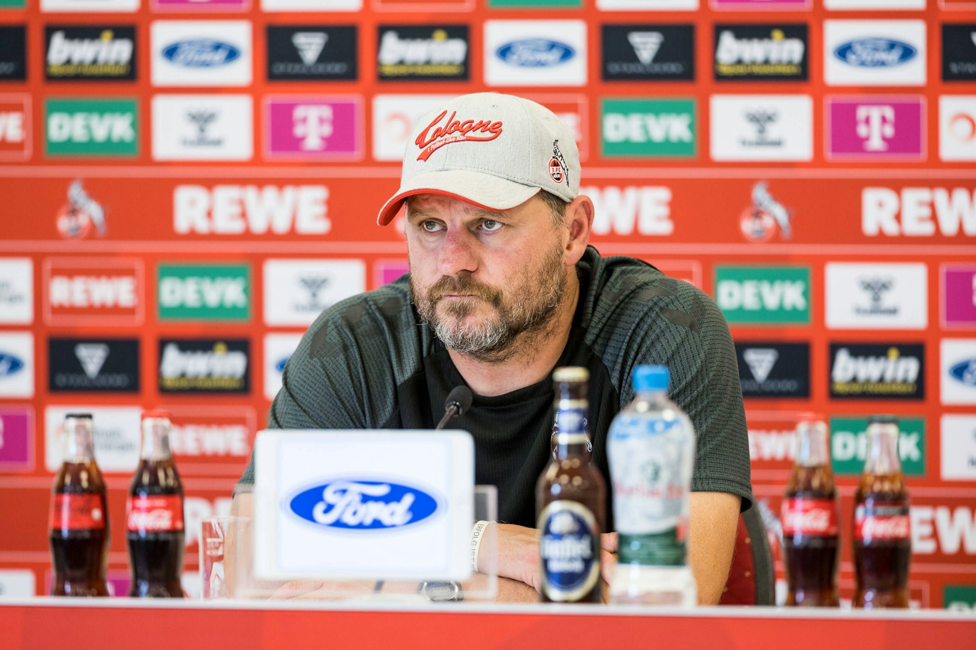 Steffen Baumgart schaut grimmig auf der Pressekonferenz des 1. FC Köln.