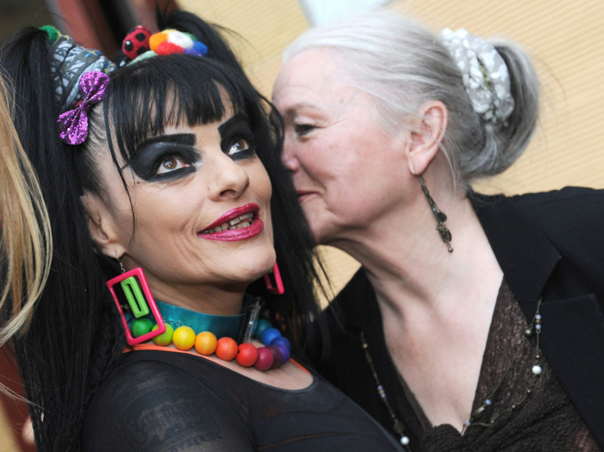 Vor Beginn der Vorpremiere des Arte/RBB-Dokumentarfilms „Nina Hagen - Godmother of Punk“ stehen Nina Hagen (l) und Mutter Eva-Maria Hagen vor dem Babylon Kino. Eva-Maria Hagen ist tot. Sie starb im Alter von 87 Jahren, wie ihr Management der dpa bestätigte.