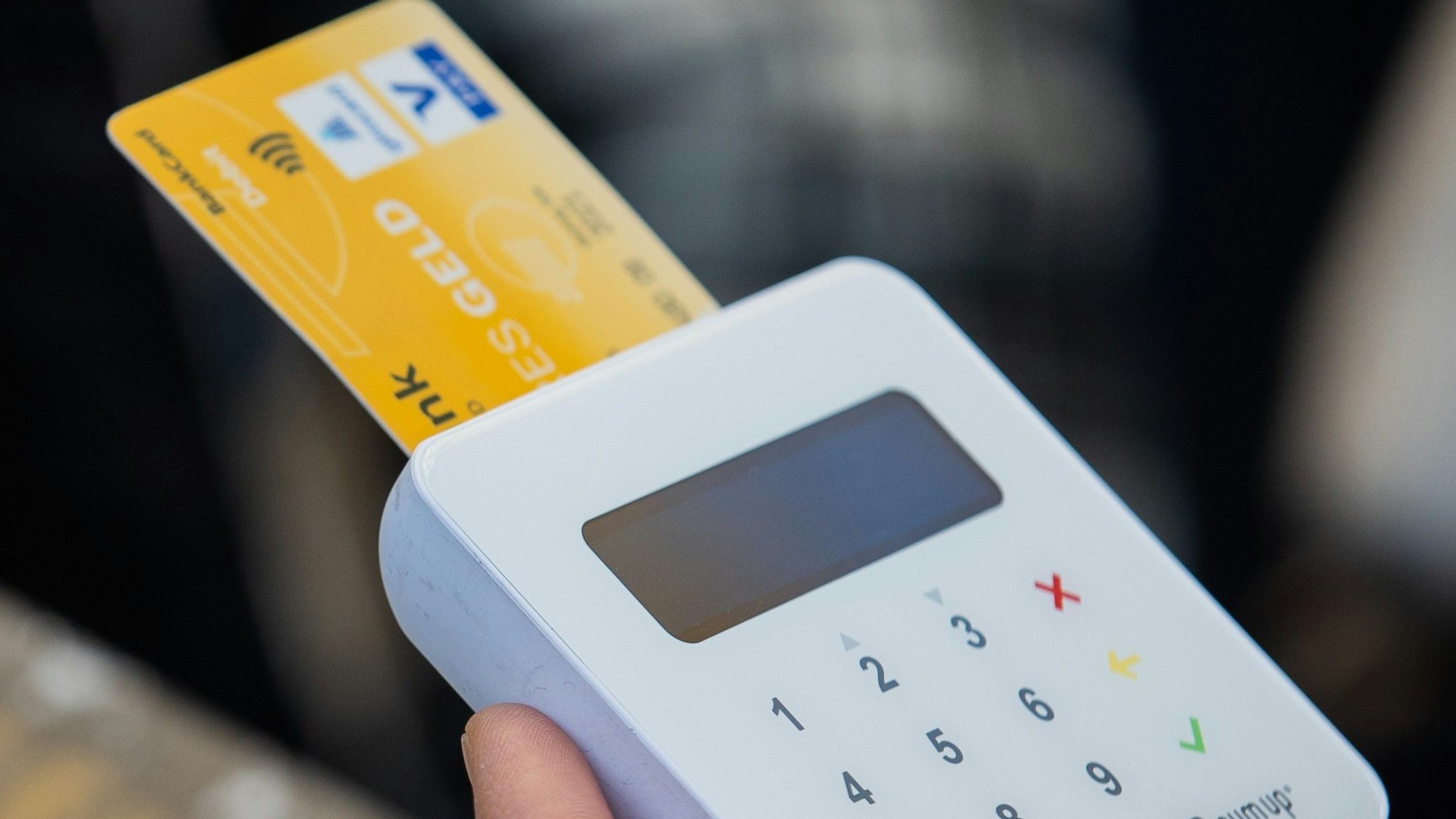 Ein 82-Jähriger wurde jetzt Opfer einer neuen Betrugsmasche. Unser undatiertes Symbolfoto zeigt ein mobiles Kartenlesegerät, das bargeldloses Zahlen mit der EC-Karte möglich macht.