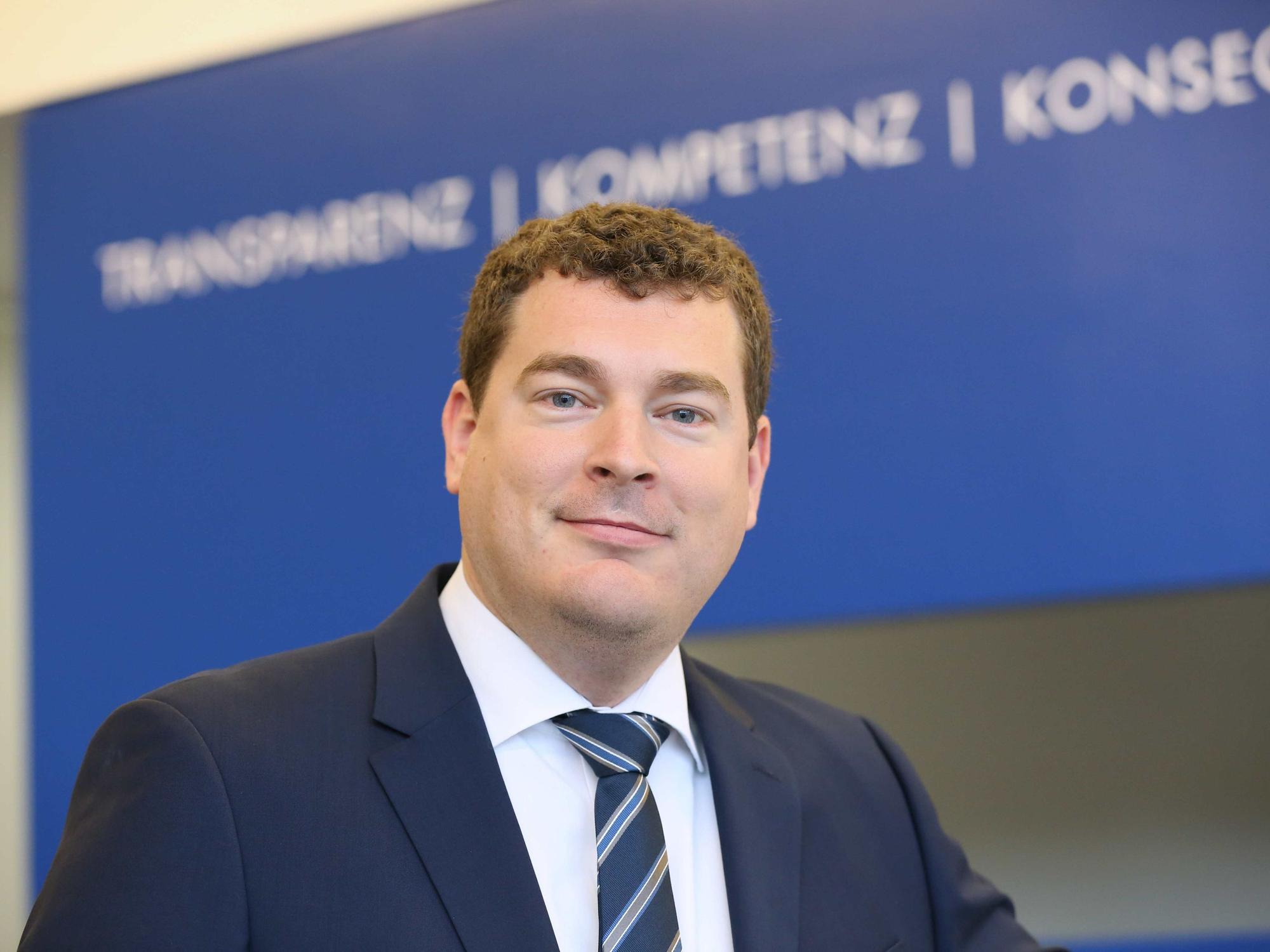 Rechtsanwalt Guido Lenné schaut in die Kamera.