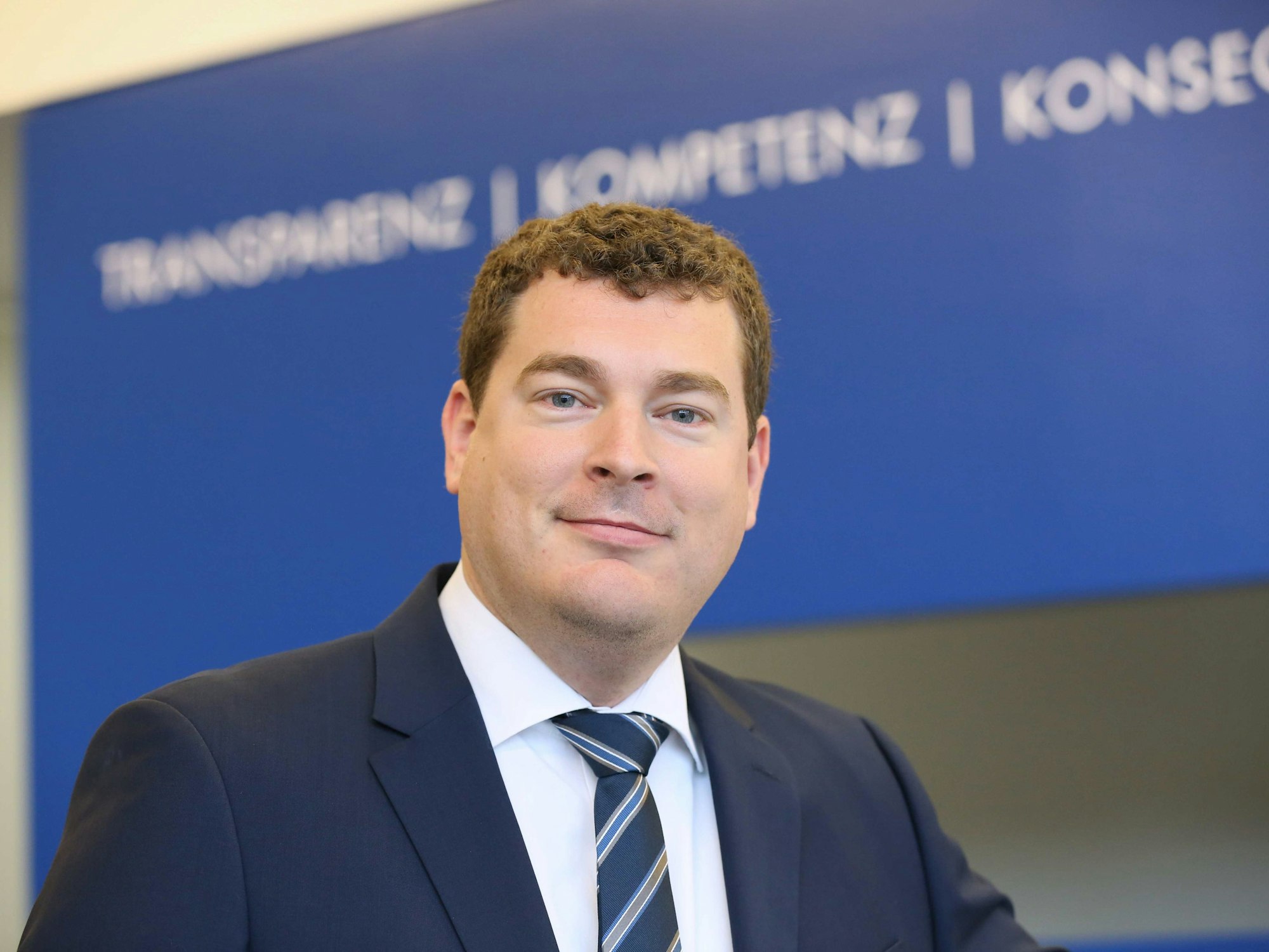 Rechtsanwalt Guido Lenné schaut in die Kamera.