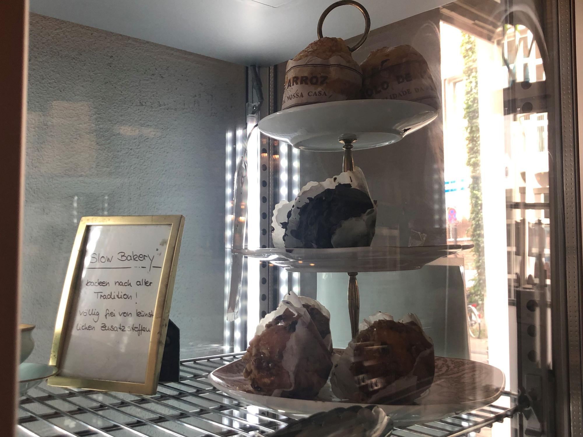 Muffins auf einer Etagere in einer Auslage.