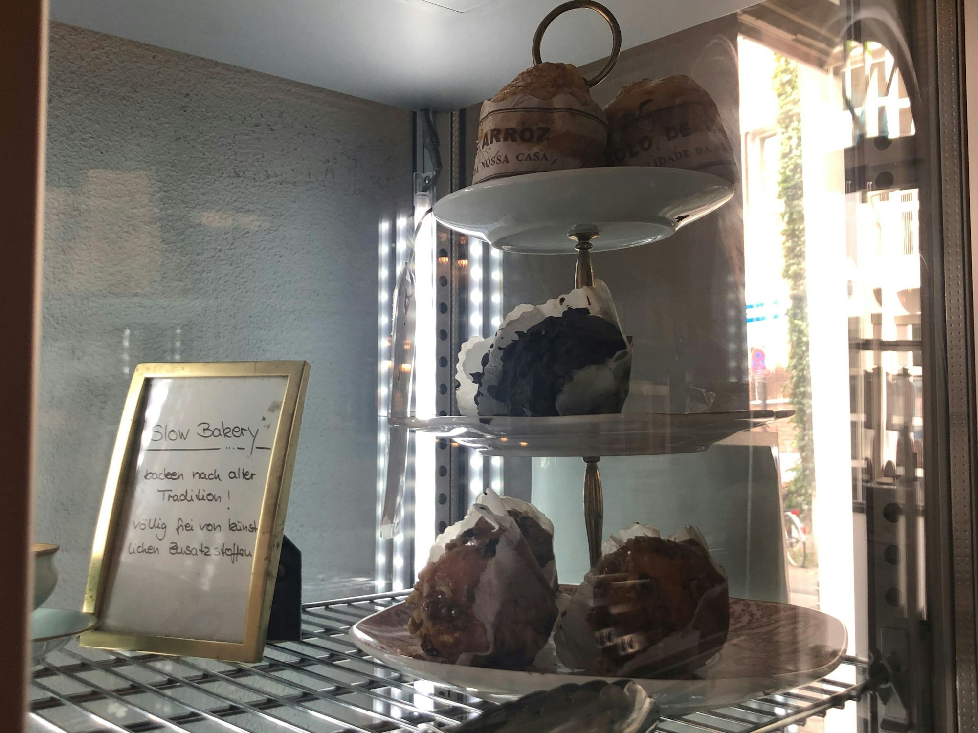 Muffins auf einer Etagere in einer Auslage.