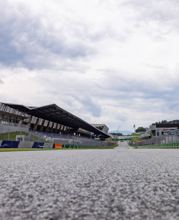 Blick auf den Start- und Zielbereich während der Vorberichte für den Großen Preis von Österreich am Red Bull Ring.