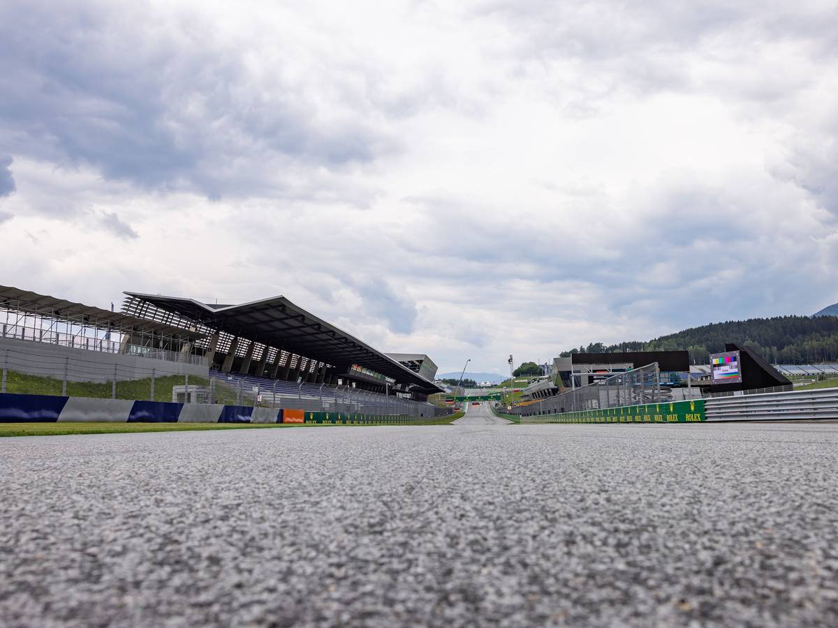 Blick auf den Start- und Zielbereich während der Vorberichte für den Großen Preis von Österreich am Red Bull Ring.