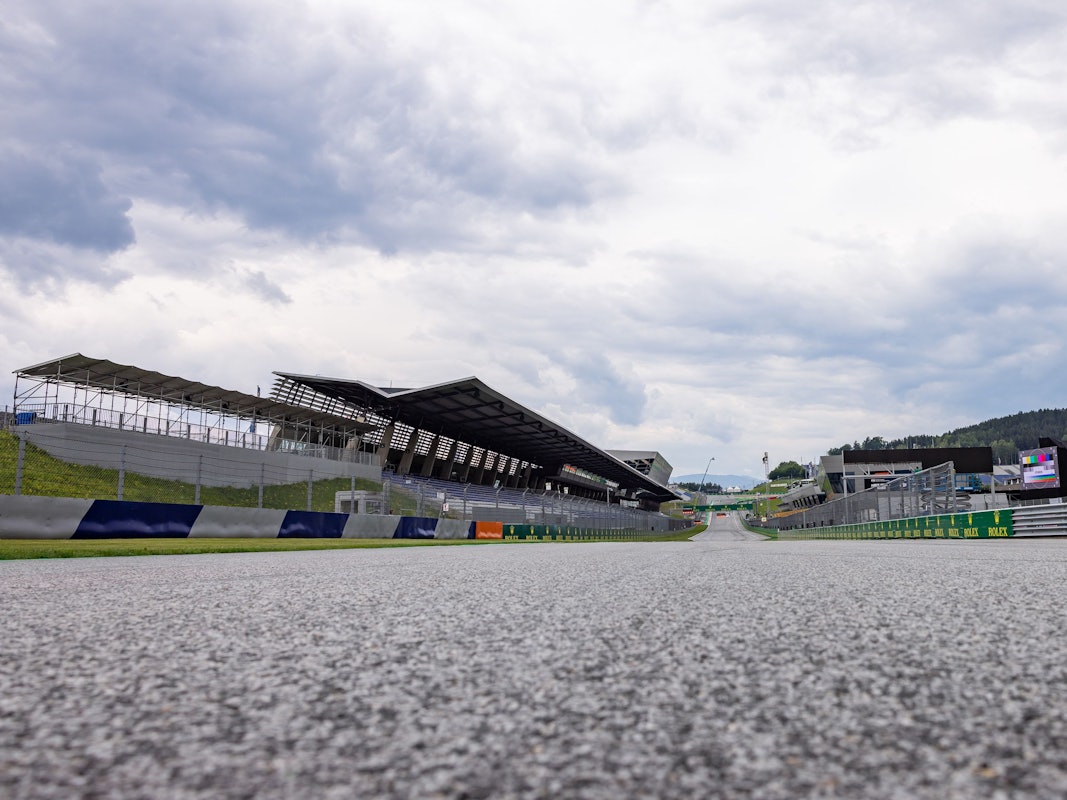 Blick auf den Start- und Zielbereich während der Vorberichte für den Großen Preis von Österreich am Red Bull Ring.