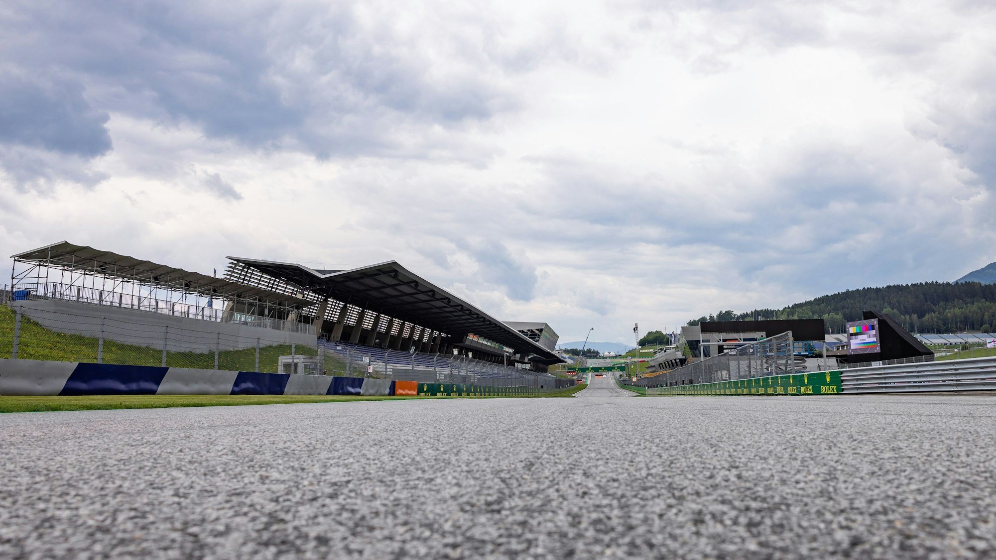 Blick auf den Start- und Zielbereich während der Vorberichte für den Großen Preis von Österreich am Red Bull Ring.