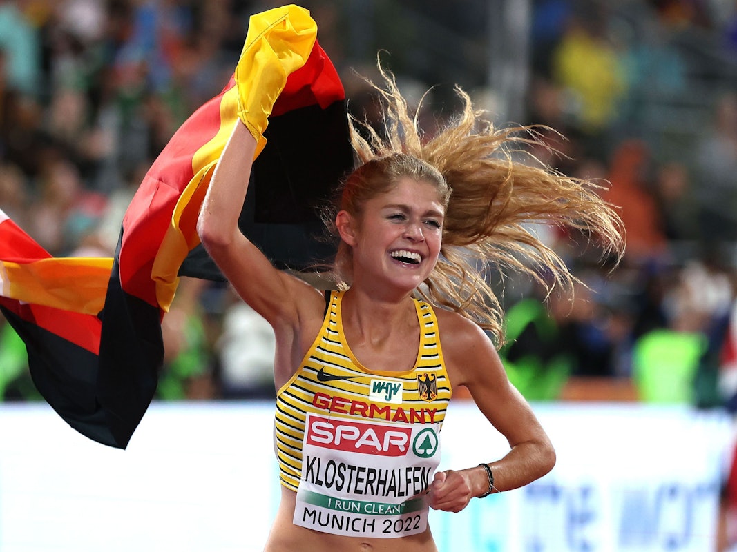 Konstanze Klosterhalfen feiert mit Deutschland-Fahne ihren EM-Triumph.