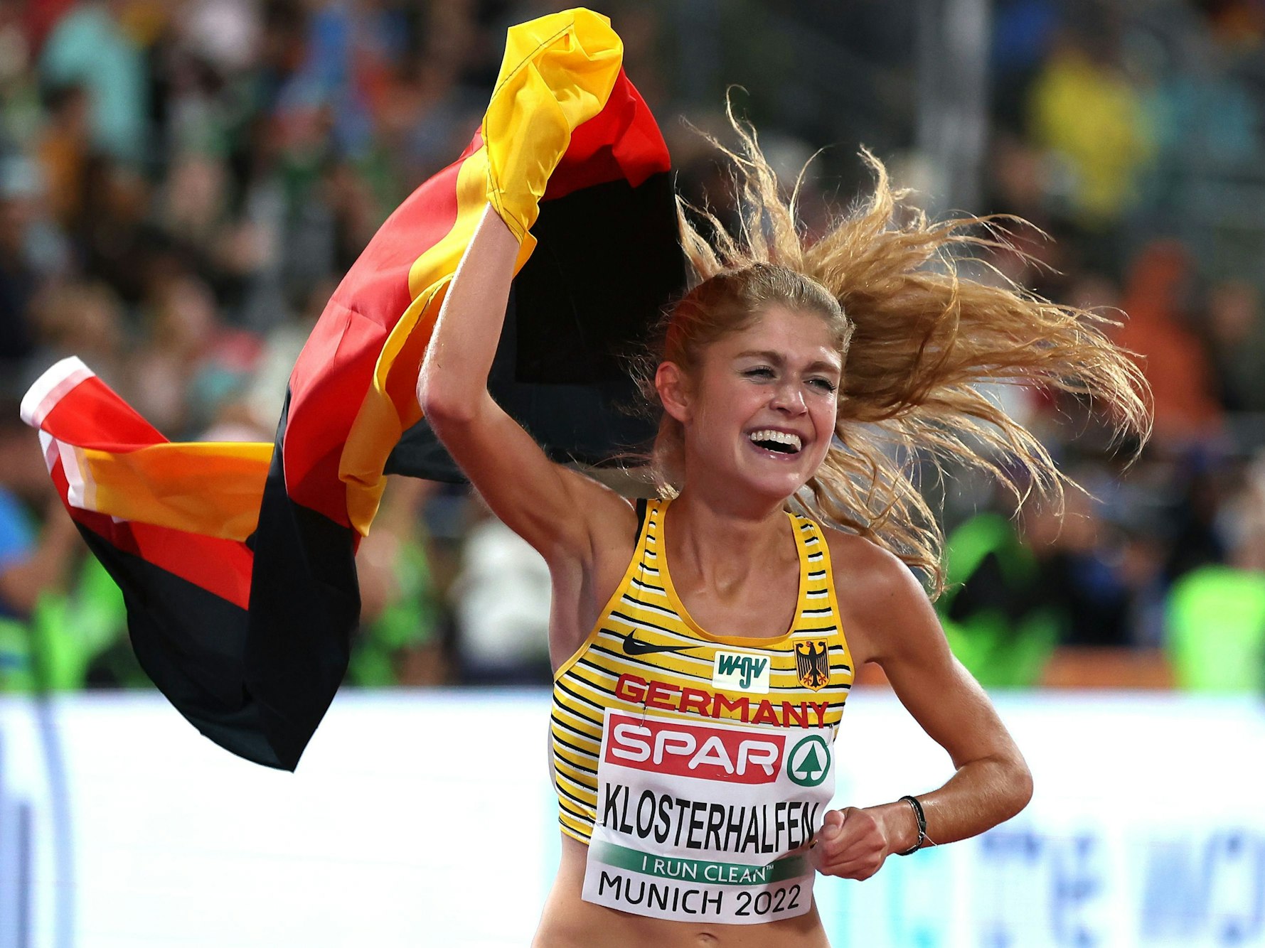 Konstanze Klosterhalfen feiert mit Deutschland-Fahne ihren EM-Triumph.