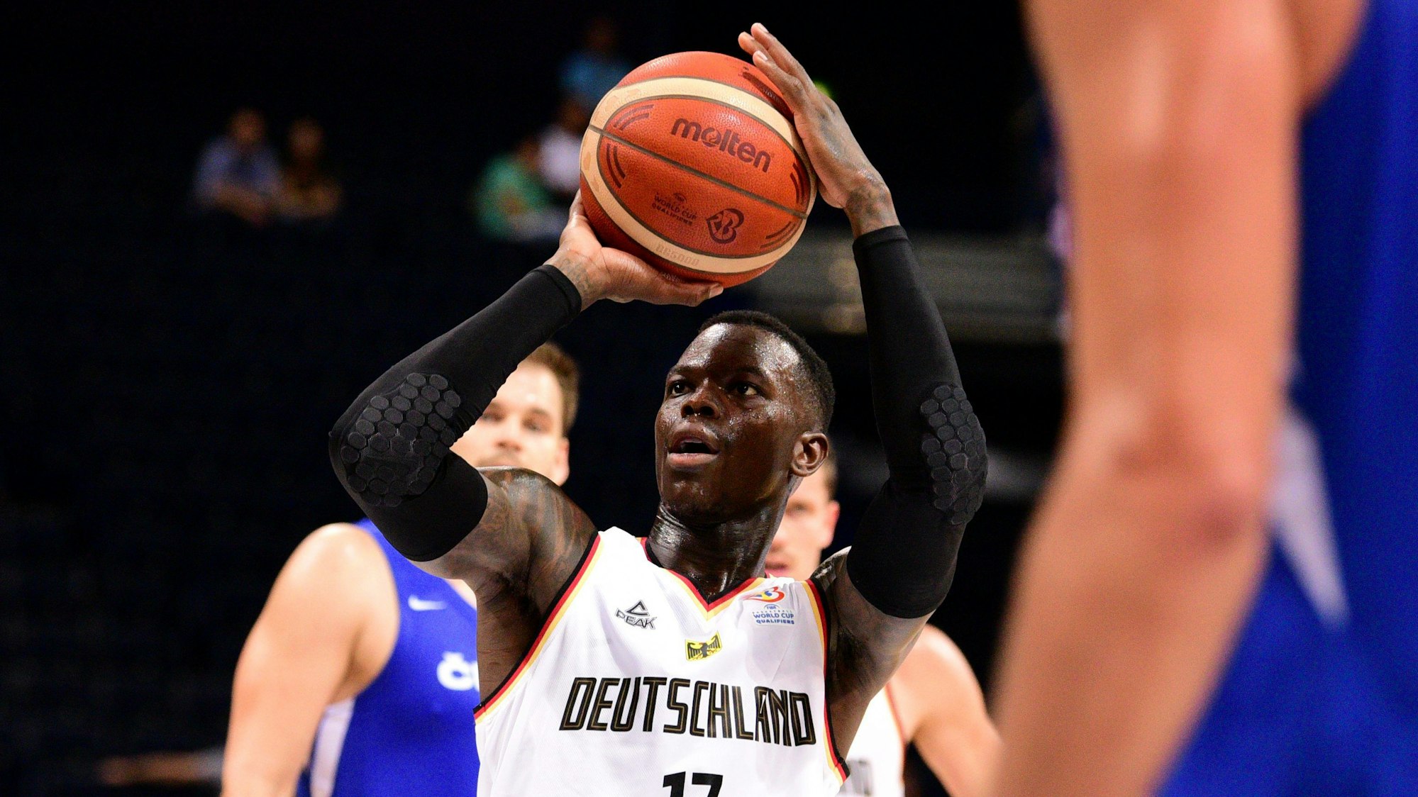 Dennis Schröder im Supercup-Halbfinale in Aktion.