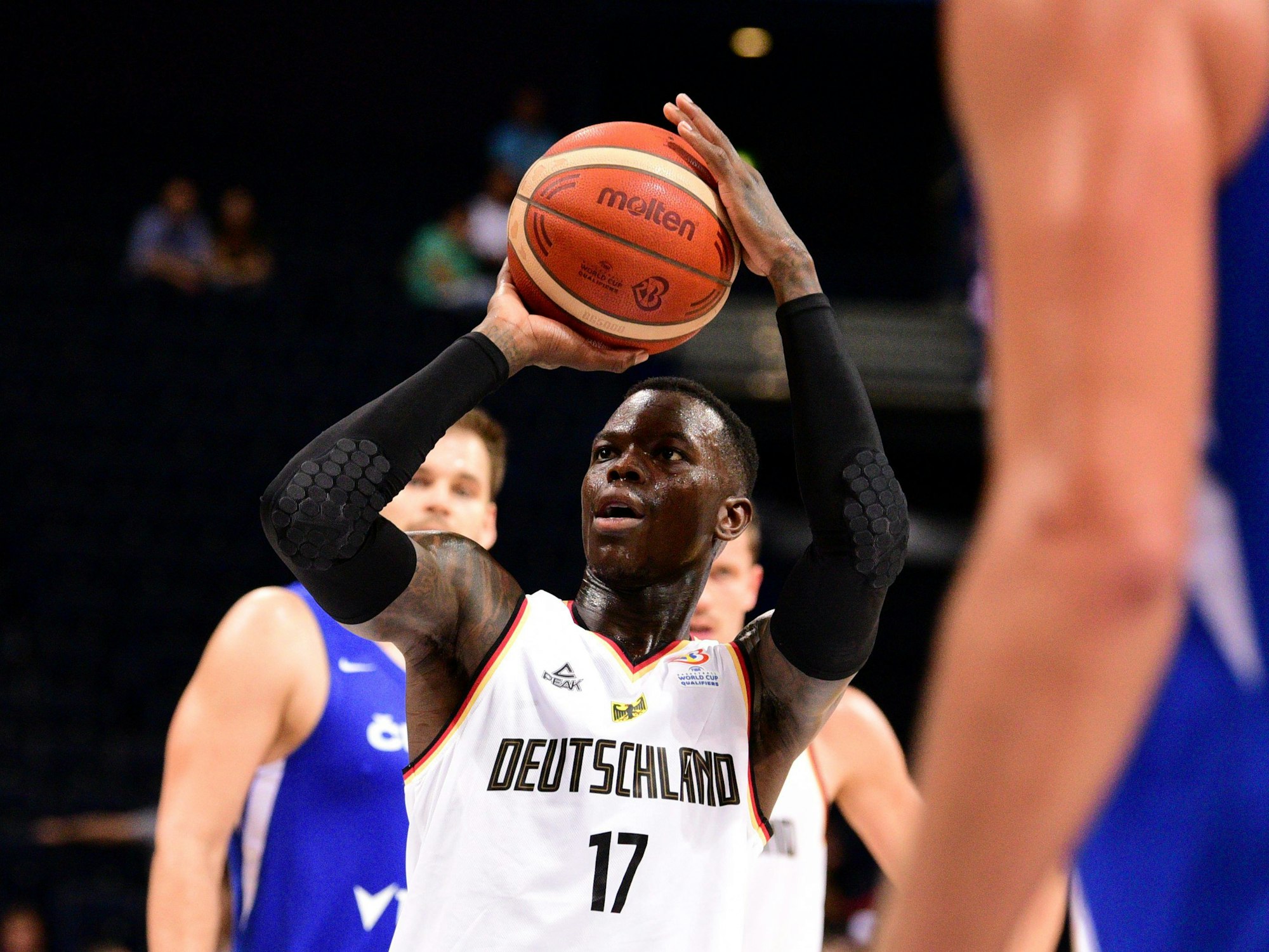 Dennis Schröder im Supercup-Halbfinale in Aktion.
